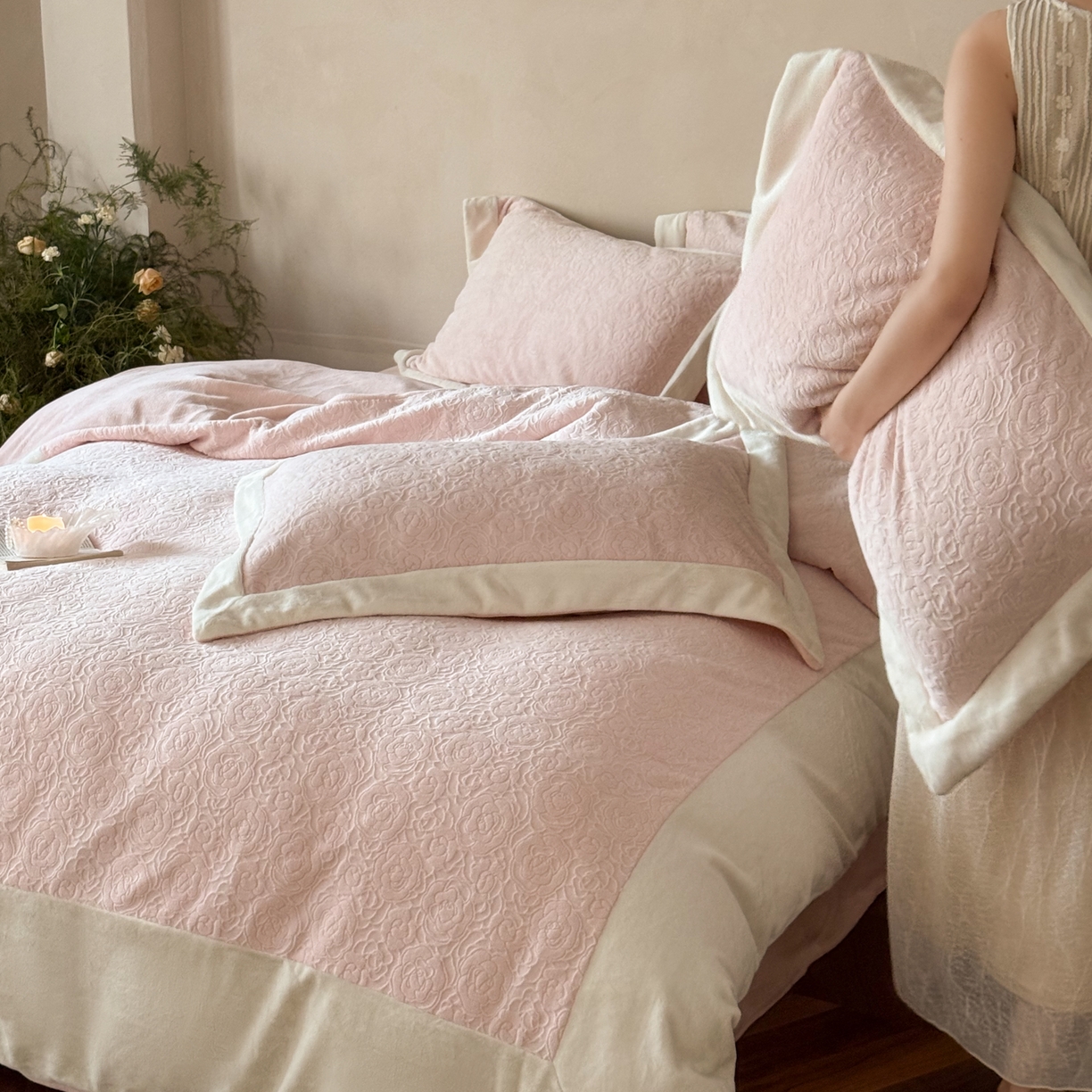 91家纺网 家纺一手货源 找家纺 云栖家居 2025秋冬消光加厚立体雕花牛奶绒四件套系列-元英系列（控价不低于199） 风与花信