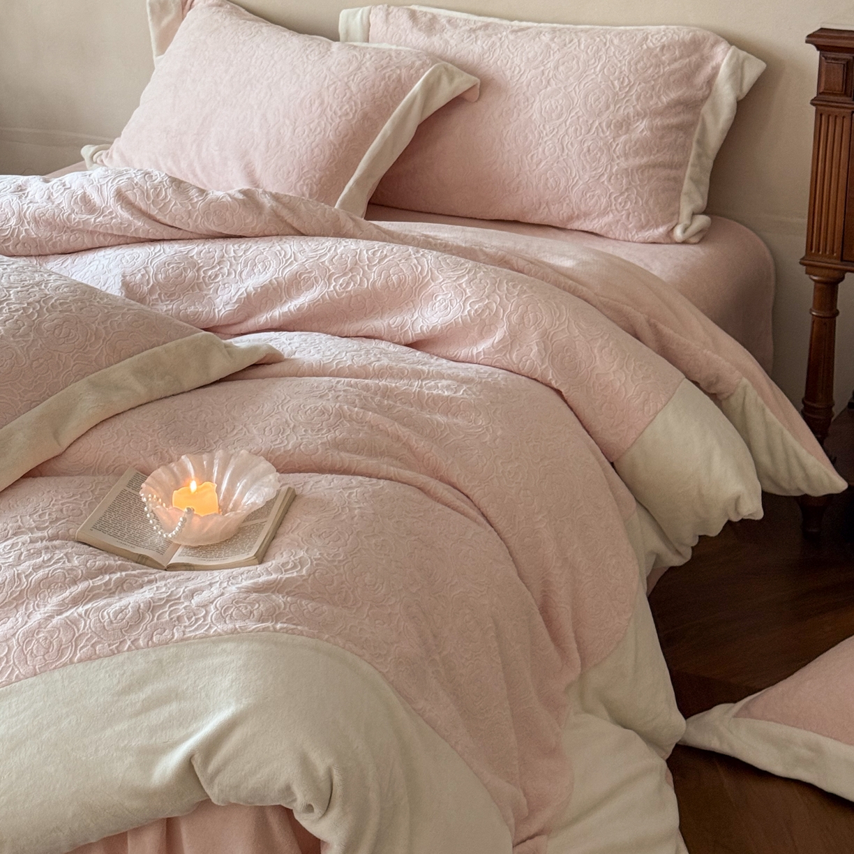 91家纺网 家纺一手货源 找家纺 云栖家居 2025秋冬消光加厚立体雕花牛奶绒四件套系列-元英系列（控价不低于199） 风与花信