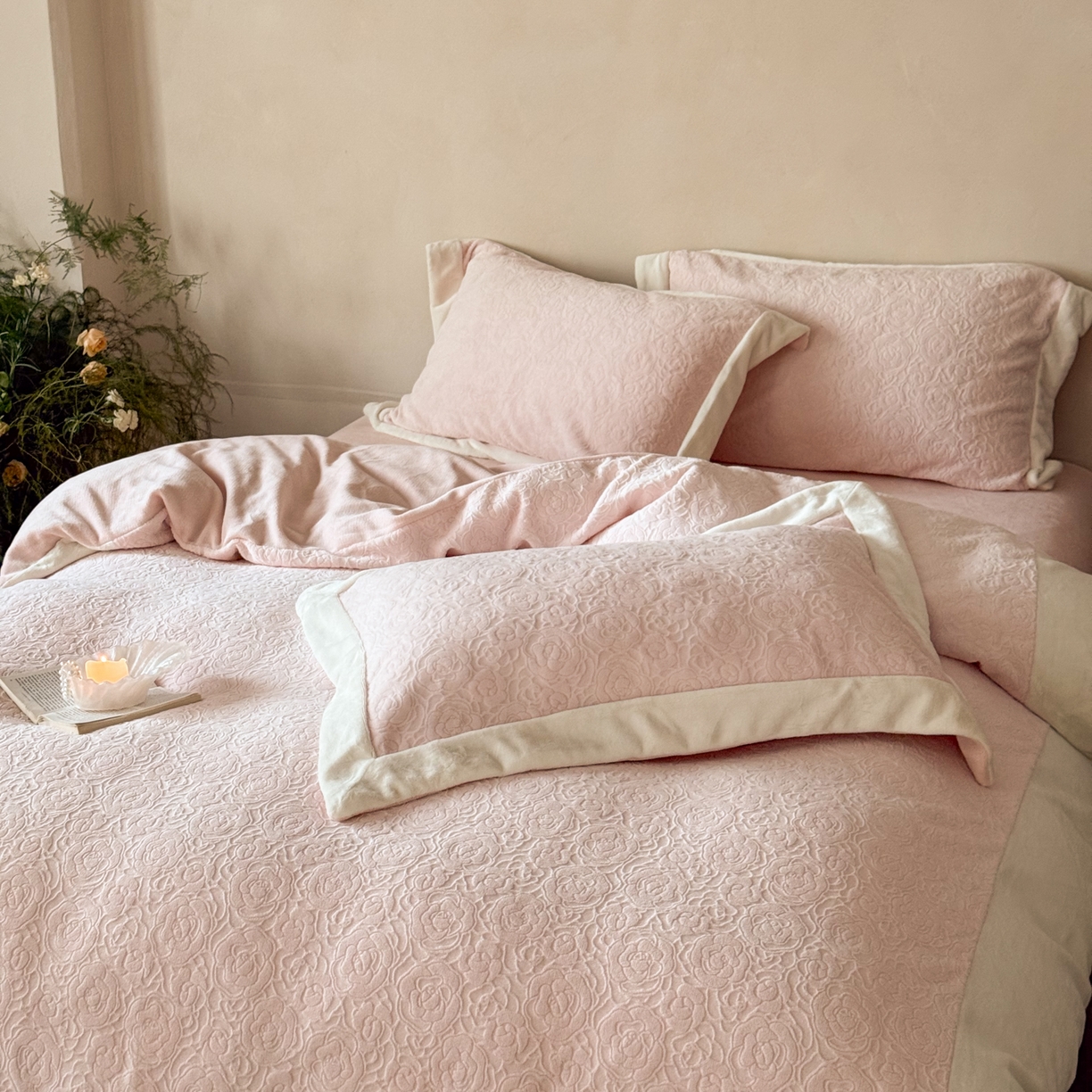 91家纺网 家纺一手货源 找家纺 云栖家居 2025秋冬消光加厚立体雕花牛奶绒四件套系列-元英系列（控价不低于199） 风与花信