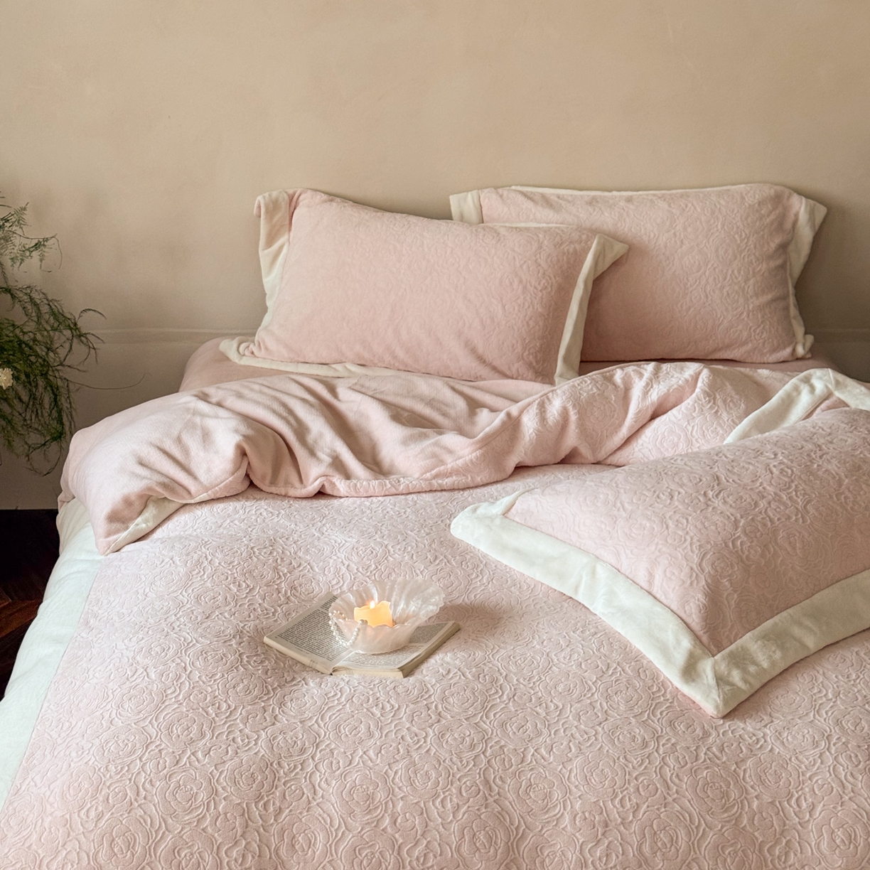 91家纺网 家纺一手货源 找家纺 云栖家居 2025秋冬消光加厚立体雕花牛奶绒四件套系列-元英系列（控价不低于199） 风与花信