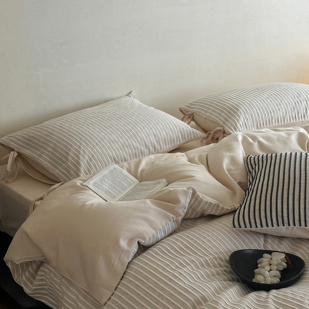 91家纺网 家纺一手货源 找家纺 小春日和 2025新款纯棉棉麻民宿中性风四件套高端全棉人字纹条纹被套加大纯色床单1.8床笠男士四件套 木笙-米