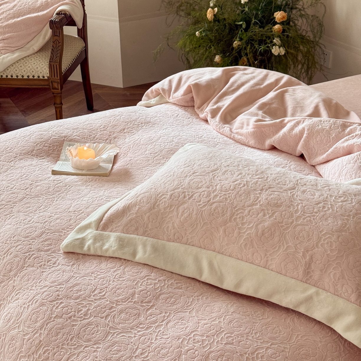 91家纺网 家纺一手货源 找家纺 云栖家居 2025秋冬消光加厚立体雕花牛奶绒四件套系列-元英系列（控价不低于199） 风与花信