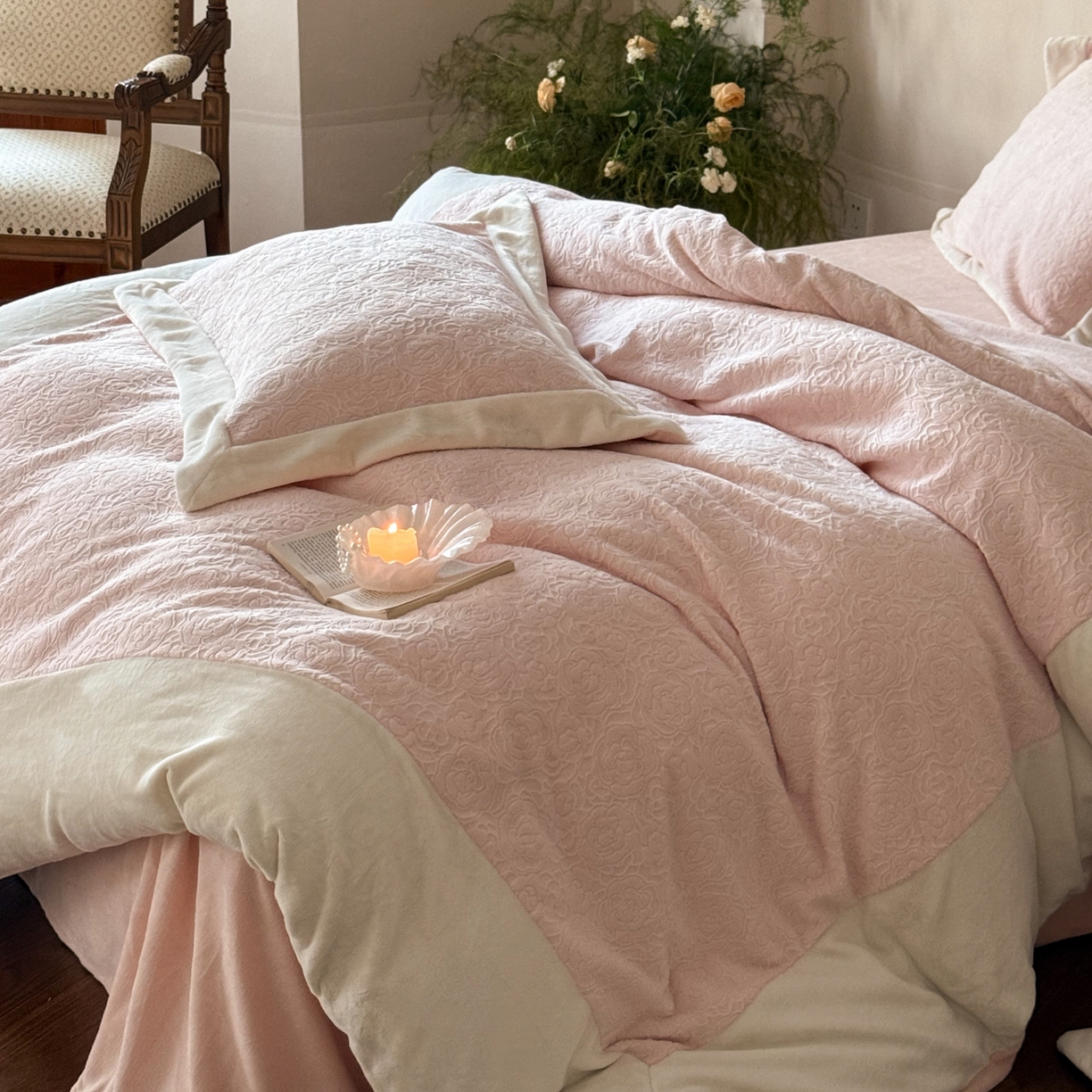 91家纺网 家纺一手货源 找家纺 云栖家居 2025秋冬消光加厚立体雕花牛奶绒四件套系列-元英系列（控价不低于199） 风与花信