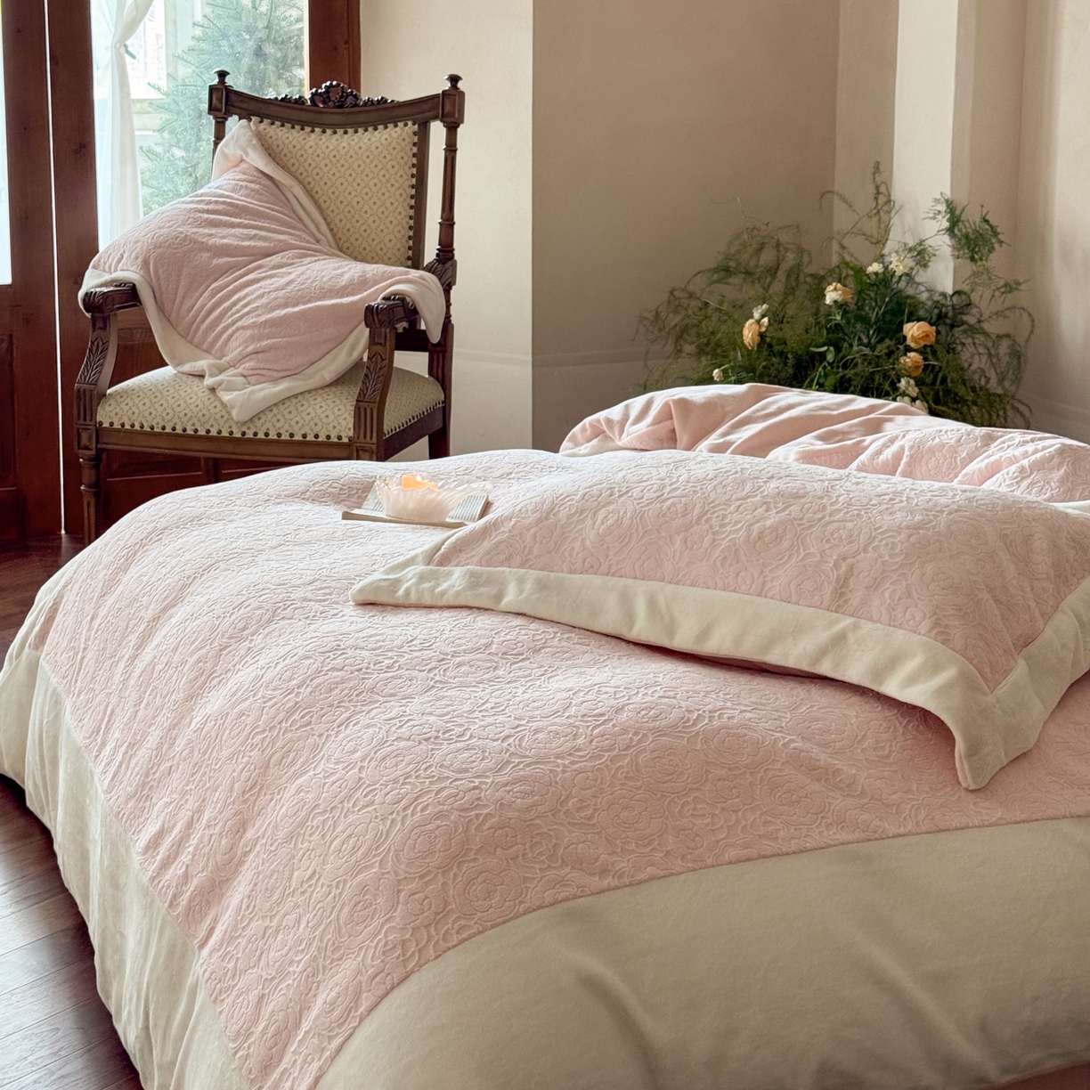 91家纺网 家纺一手货源 找家纺 云栖家居 2025秋冬消光加厚立体雕花牛奶绒四件套系列-元英系列（控价不低于199） 风与花信