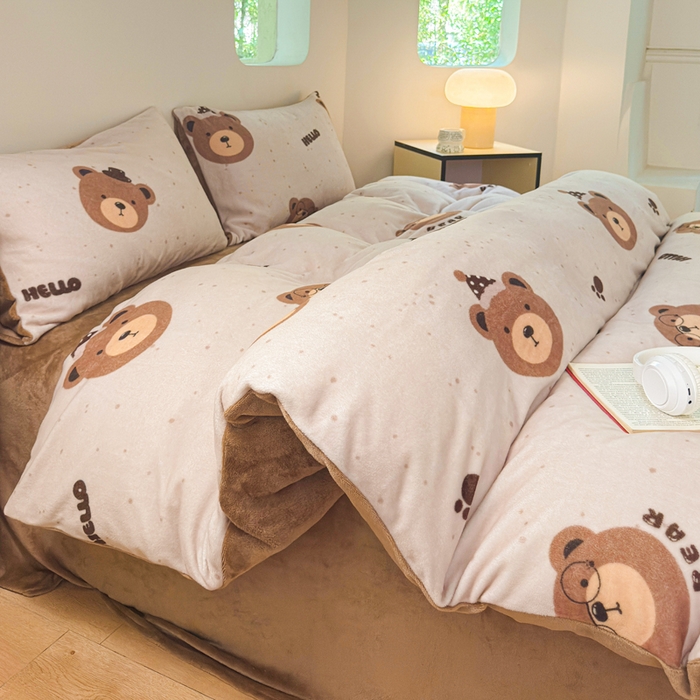 91家纺网 家纺一手货源 找家纺 王朝国际 2026新款高克重牛奶绒印花四件套 小熊奶盖