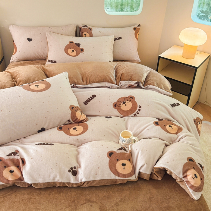 91家纺网 家纺一手货源 找家纺 王朝国际 2026新款高克重牛奶绒印花四件套 小熊奶盖