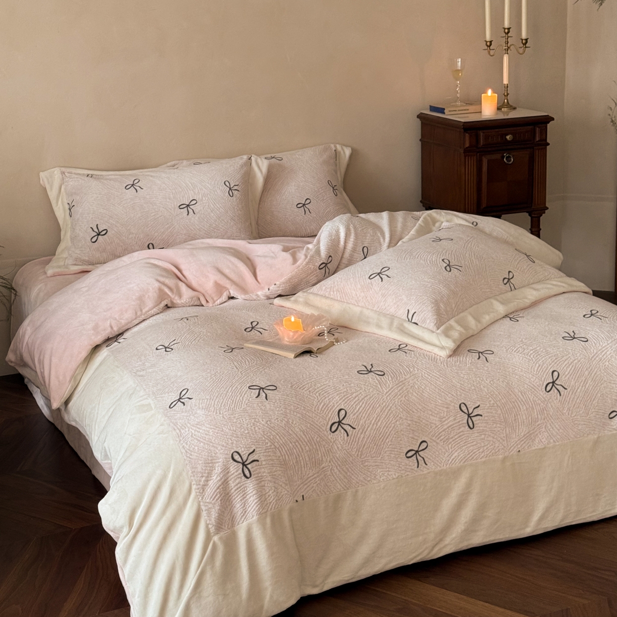 91家纺网 家纺一手货源 找家纺 云栖家居 2025秋冬消光加厚立体雕花牛奶绒四件套系列-元英系列（控价不低于199） 芮伯恩-粉