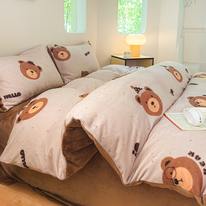 91家纺网 家纺一手货源 找家纺 王朝国际 2026新款高克重牛奶绒印花四件套 小熊奶盖