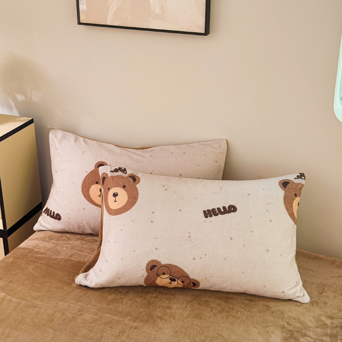 91家纺网 家纺一手货源 找家纺 王朝国际 2026新款高克重牛奶绒印花四件套 小熊奶盖