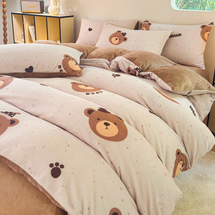 91家纺网 家纺一手货源 找家纺 王朝国际 2026新款高克重牛奶绒印花四件套 小熊奶盖