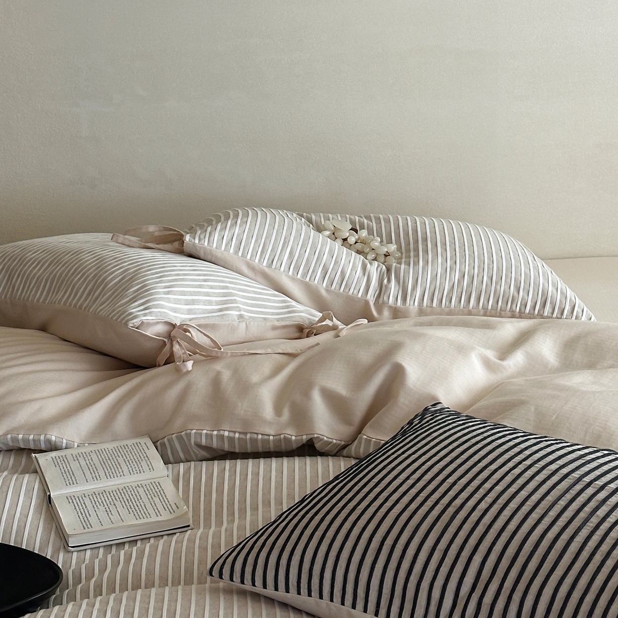 91家纺网 家纺一手货源 找家纺 小春日和 2025新款纯棉棉麻民宿中性风四件套高端全棉人字纹条纹被套加大纯色床单1.8床笠男士四件套 木笙-米