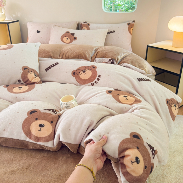 91家纺网 家纺一手货源 找家纺 王朝国际 2026新款高克重牛奶绒印花四件套 小熊奶盖