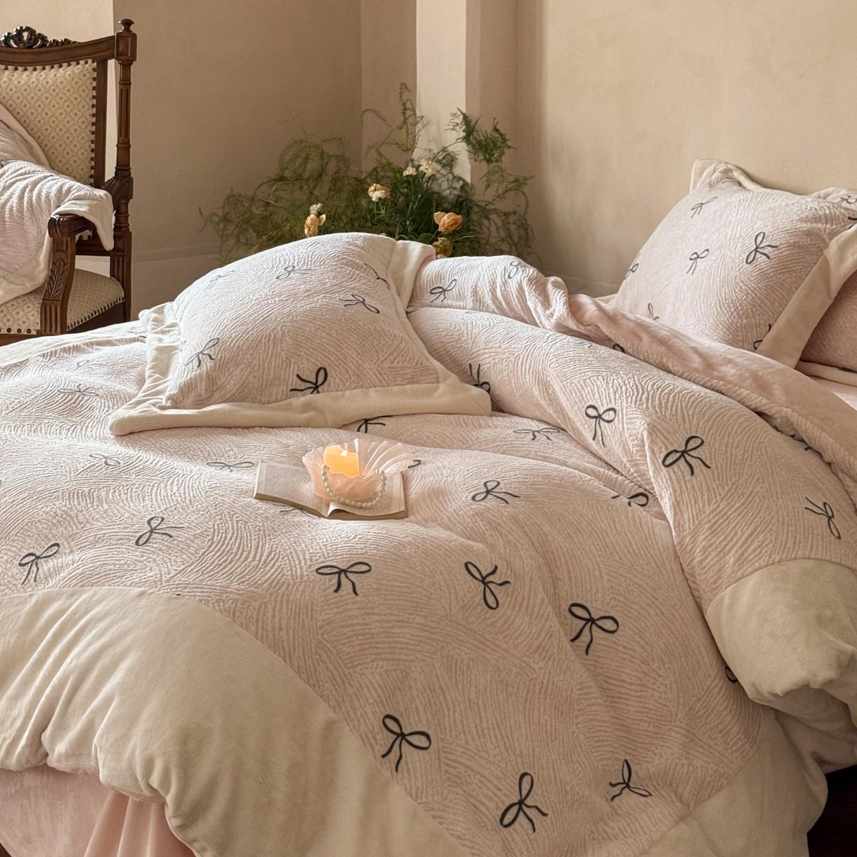 91家纺网 家纺一手货源 找家纺 云栖家居 2025秋冬消光加厚立体雕花牛奶绒四件套系列-元英系列（控价不低于199） 芮伯恩-粉
