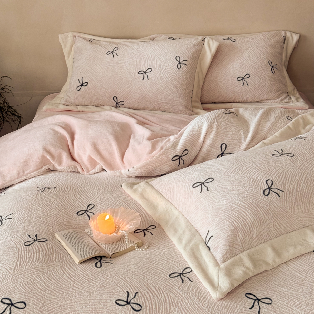 91家纺网 家纺一手货源 找家纺 云栖家居 2025秋冬消光加厚立体雕花牛奶绒四件套系列-元英系列（控价不低于199） 芮伯恩-粉