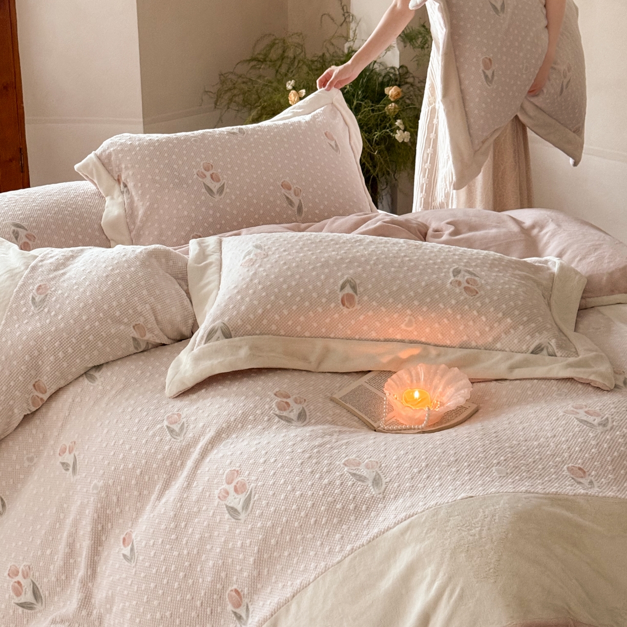 91家纺网 家纺一手货源 找家纺 云栖家居 2025秋冬消光加厚立体雕花牛奶绒四件套系列-元英系列（控价不低于199） 郁金香-粉