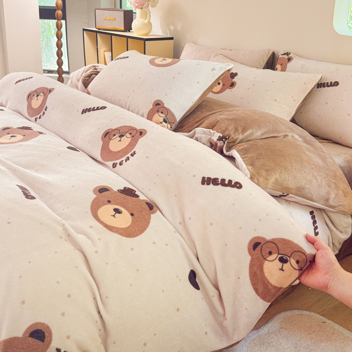 91家纺网 家纺一手货源 找家纺 王朝国际 2026新款高克重牛奶绒印花四件套 小熊奶盖