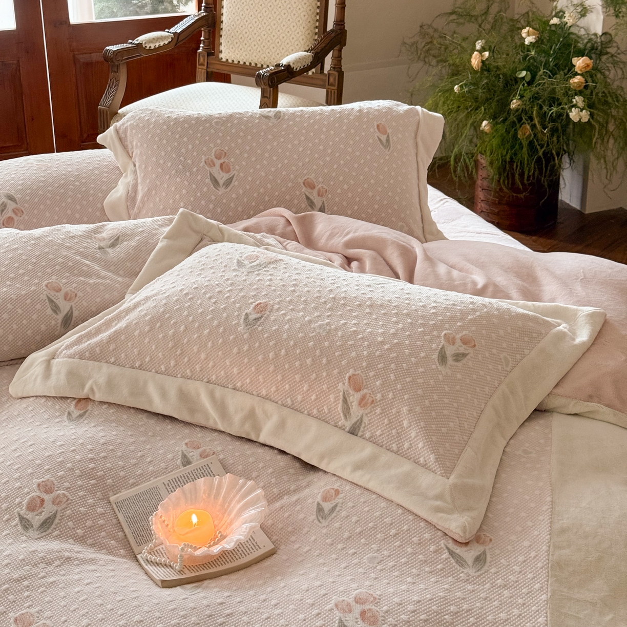 91家纺网 家纺一手货源 找家纺 云栖家居 2025秋冬消光加厚立体雕花牛奶绒四件套系列-元英系列（控价不低于199） 郁金香-粉