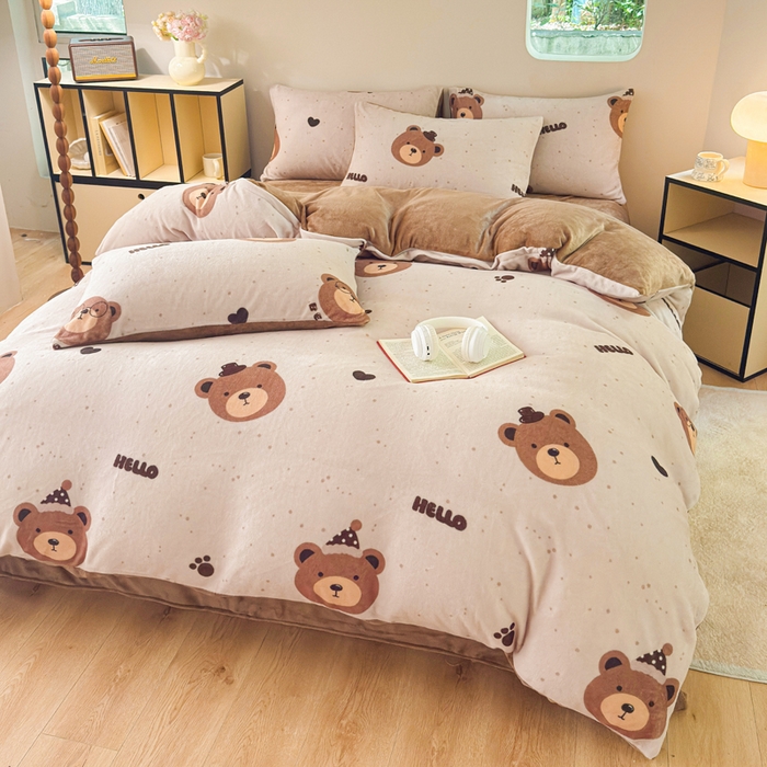 91家纺网 家纺一手货源 找家纺 王朝国际 2026新款高克重牛奶绒印花四件套 小熊奶盖