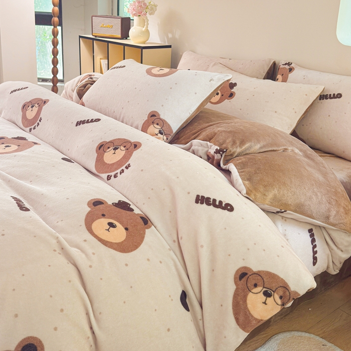 91家纺网 家纺一手货源 找家纺 王朝国际 2026新款高克重牛奶绒印花四件套 小熊奶盖