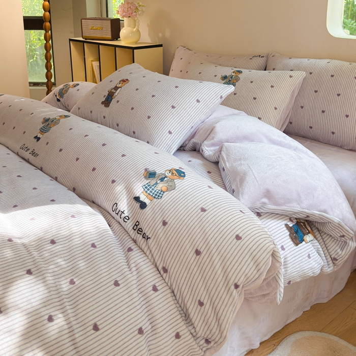 91家纺网 家纺一手货源 找家纺 王朝国际 2026新款高克重牛奶绒印花四件套 学院熊