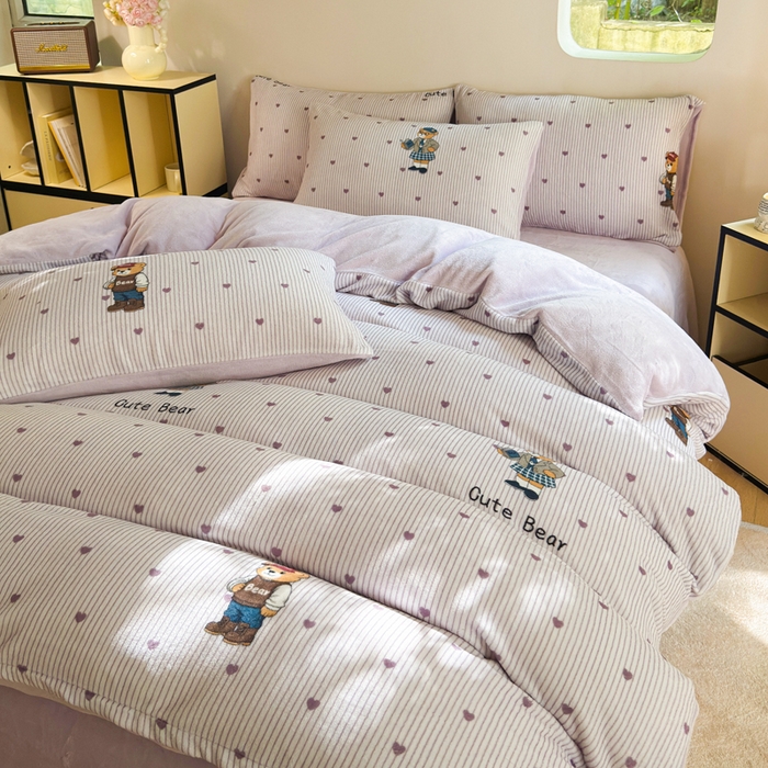 91家纺网 家纺一手货源 找家纺 王朝国际 2026新款高克重牛奶绒印花四件套 学院熊