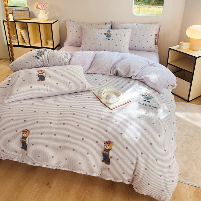 91家纺网 家纺一手货源 找家纺 王朝国际 2026新款高克重牛奶绒印花四件套 学院熊