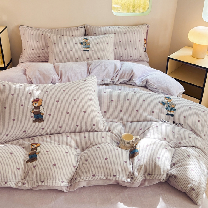 91家纺网 家纺一手货源 找家纺 王朝国际 2026新款高克重牛奶绒印花四件套 学院熊