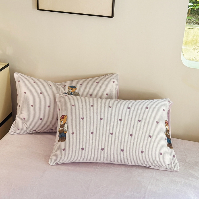 91家纺网 家纺一手货源 找家纺 王朝国际 2026新款高克重牛奶绒印花四件套 学院熊