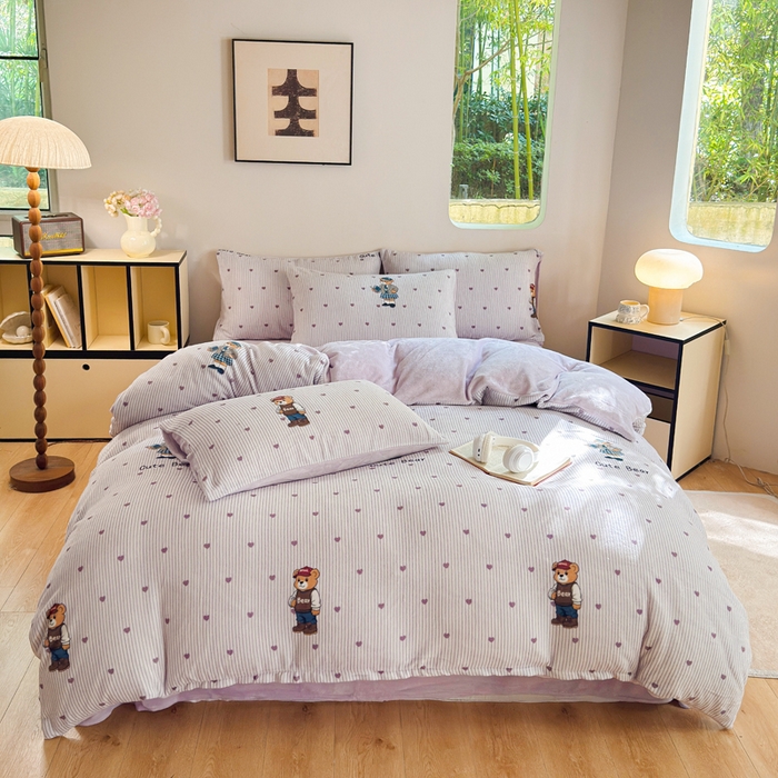 91家纺网 家纺一手货源 找家纺 王朝国际 2026新款高克重牛奶绒印花四件套 学院熊