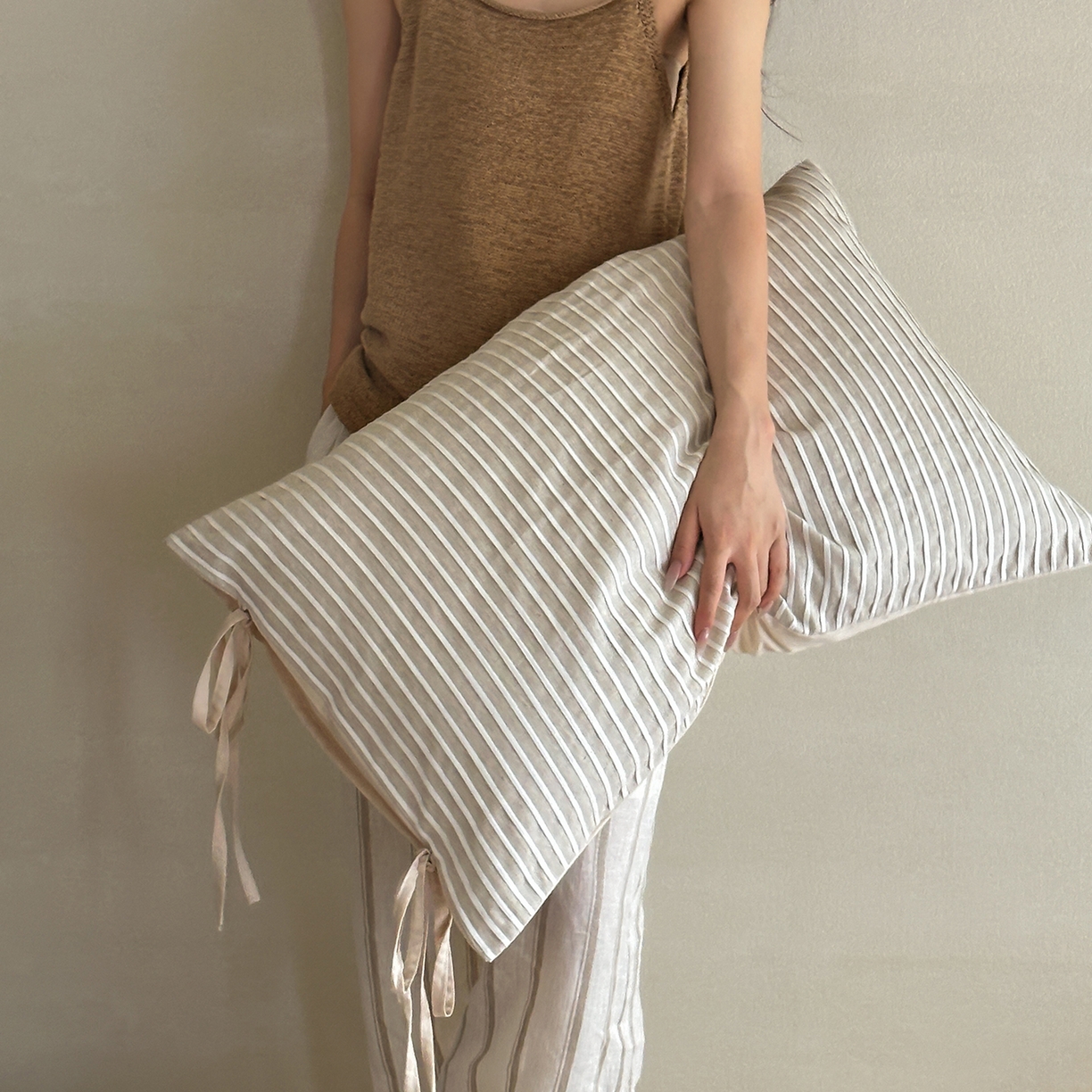 91家纺网 家纺一手货源 找家纺 小春日和 2025新款纯棉棉麻民宿中性风四件套高端全棉人字纹条纹被套加大纯色床单1.8床笠男士四件套 木笙-米