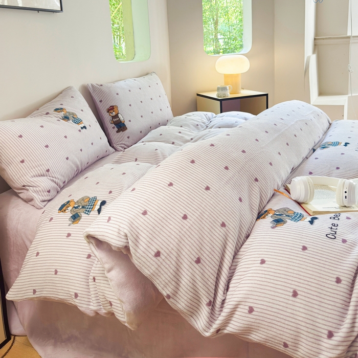 91家纺网 家纺一手货源 找家纺 王朝国际 2026新款高克重牛奶绒印花四件套 学院熊