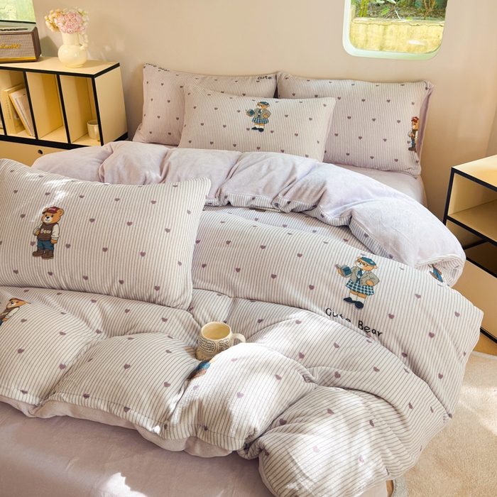 91家纺网 家纺一手货源 找家纺 王朝国际 2026新款高克重牛奶绒印花四件套 学院熊