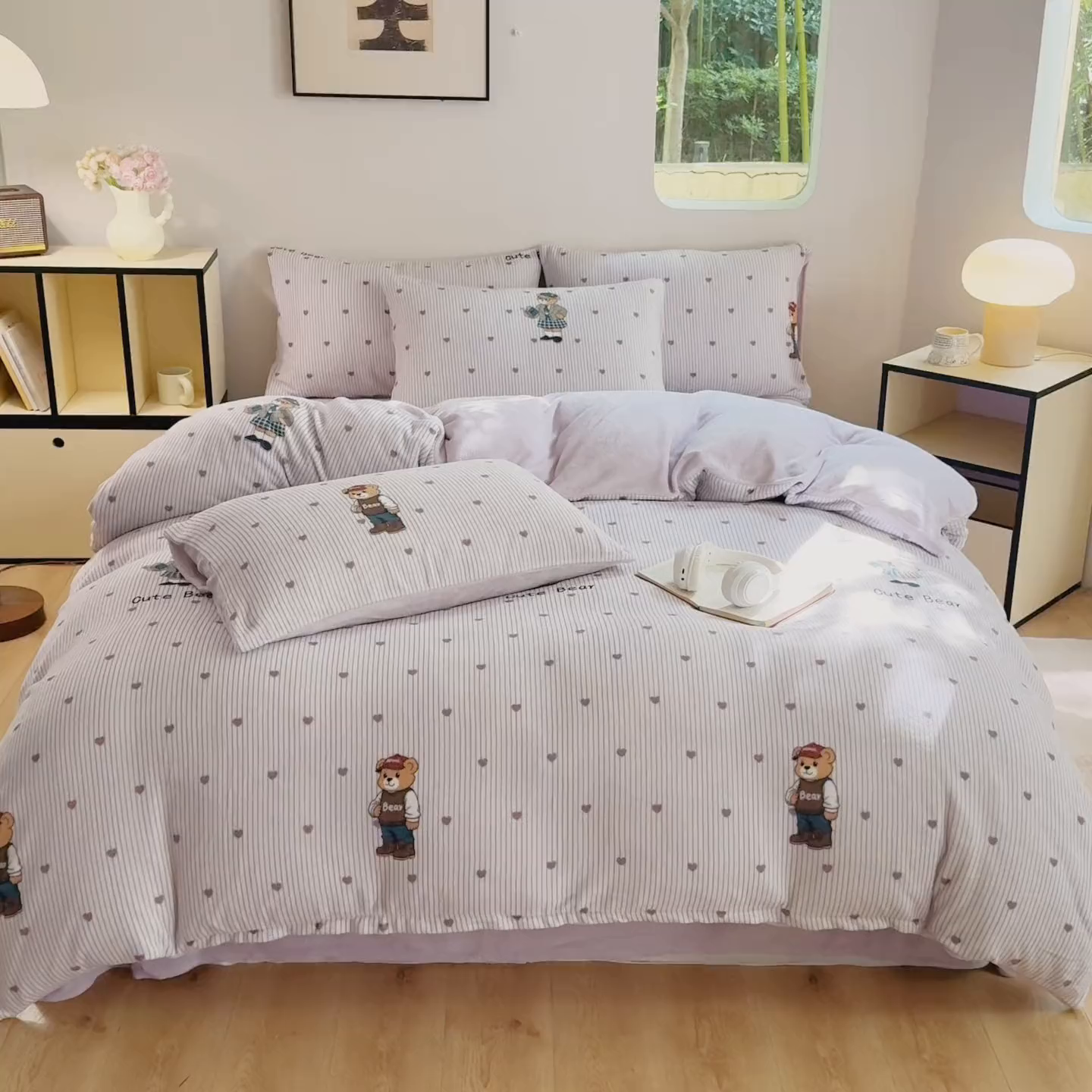 91家纺网 家纺一手货源 找家纺 王朝国际 2026新款高克重牛奶绒印花四件套 学院熊