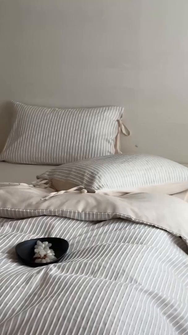 91家纺网 家纺一手货源 找家纺 小春日和 2025新款纯棉棉麻民宿中性风四件套高端全棉人字纹条纹被套加大纯色床单1.8床笠男士四件套 木笙-米