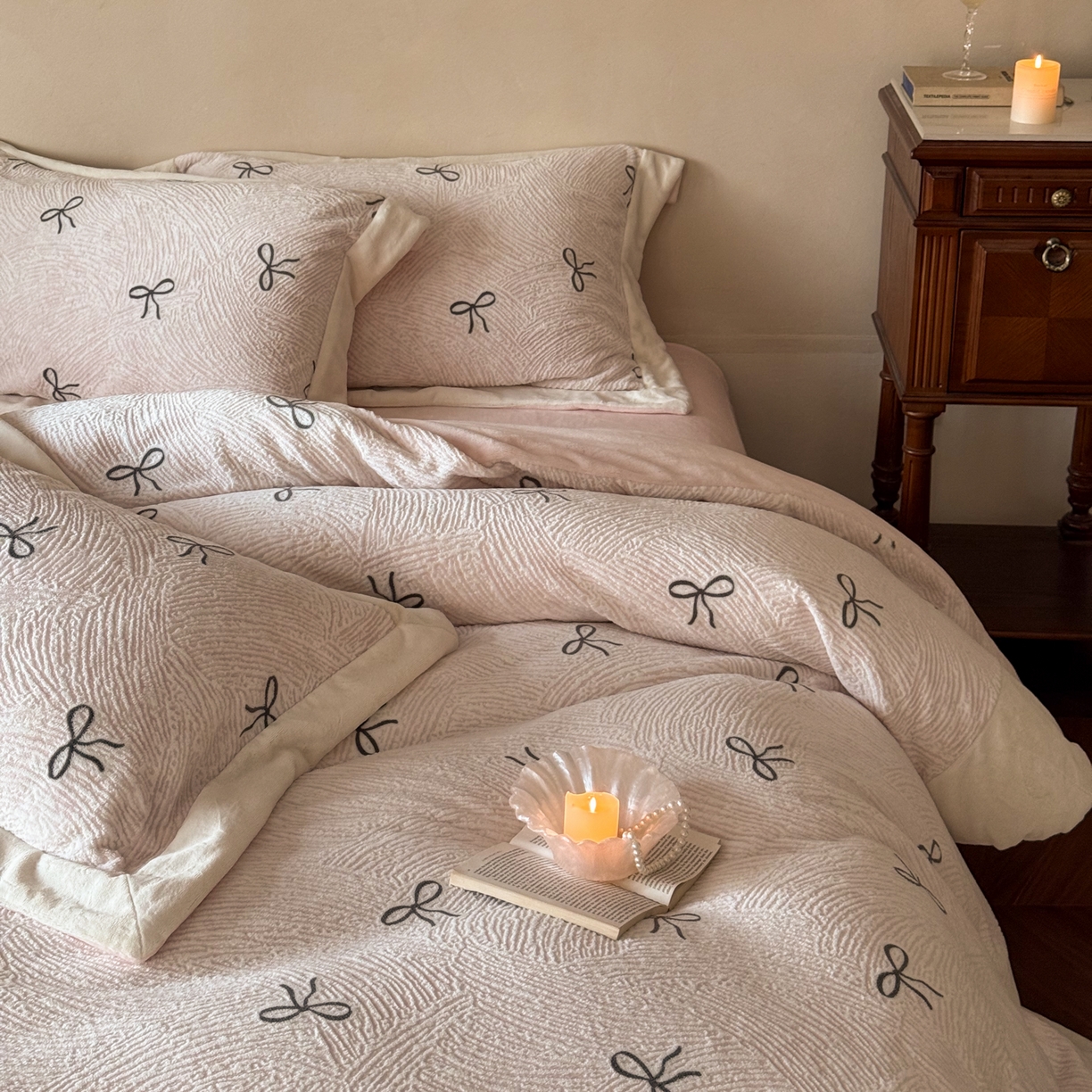 91家纺网 家纺一手货源 找家纺 云栖家居 2025秋冬消光加厚立体雕花牛奶绒四件套系列-元英系列（控价不低于199） 芮伯恩-粉