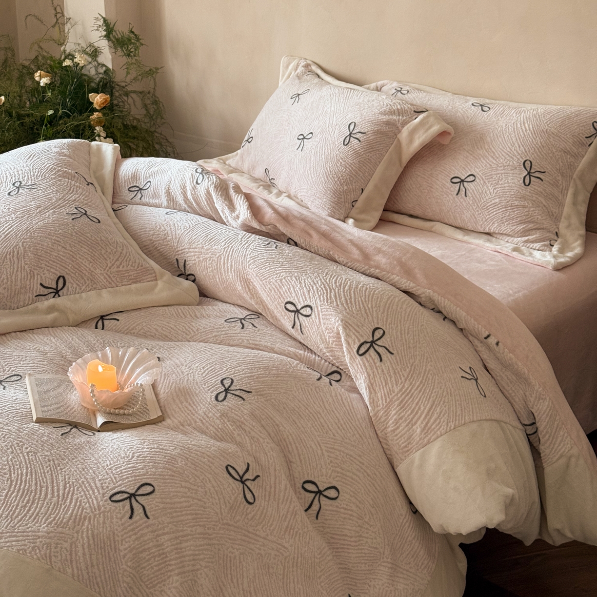 91家纺网 家纺一手货源 找家纺 云栖家居 2025秋冬消光加厚立体雕花牛奶绒四件套系列-元英系列（控价不低于199） 芮伯恩-粉