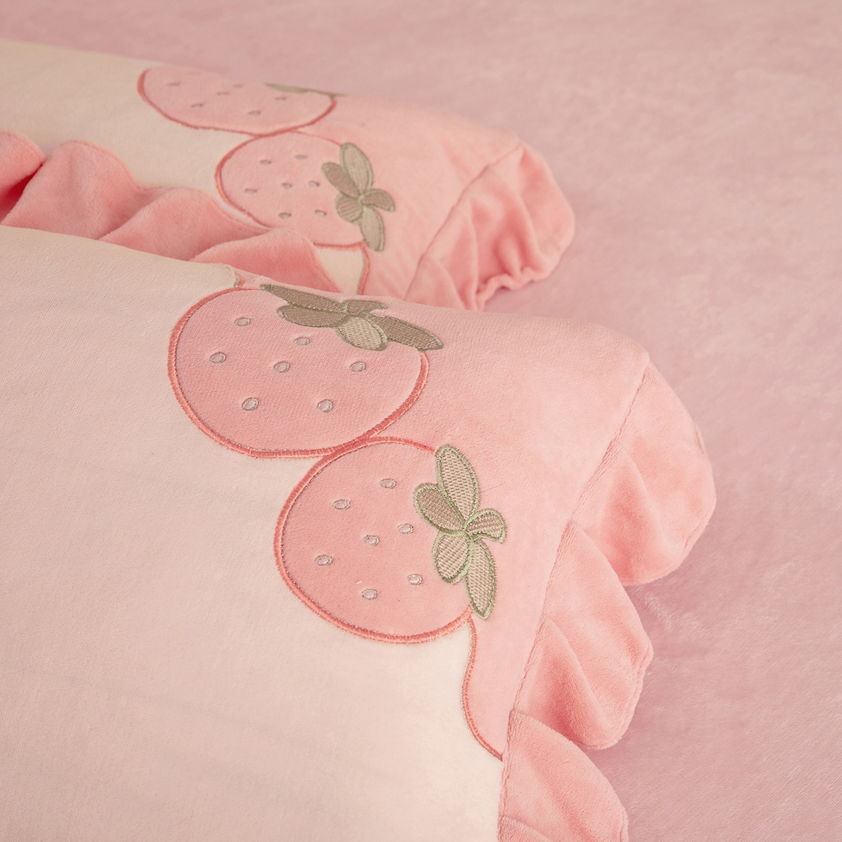 91家纺网 家纺一手货源 找家纺 （总）绒棉世家 2025新款贴布绣A类牛奶绒高克重四件套-粉色草莓