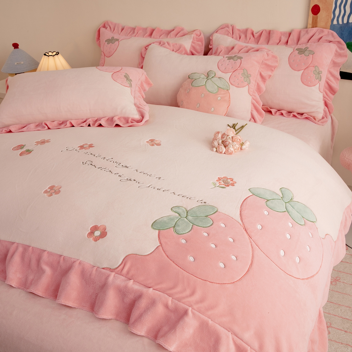 91家纺网 家纺一手货源 找家纺 （总）绒棉世家 2025新款贴布绣A类牛奶绒高克重四件套-粉色草莓