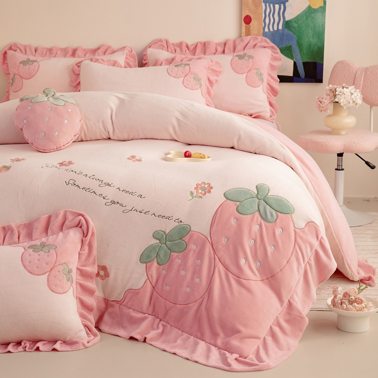 91家纺网 家纺一手货源 找家纺 （总）绒棉世家 2025新款贴布绣A类牛奶绒高克重四件套-粉色草莓