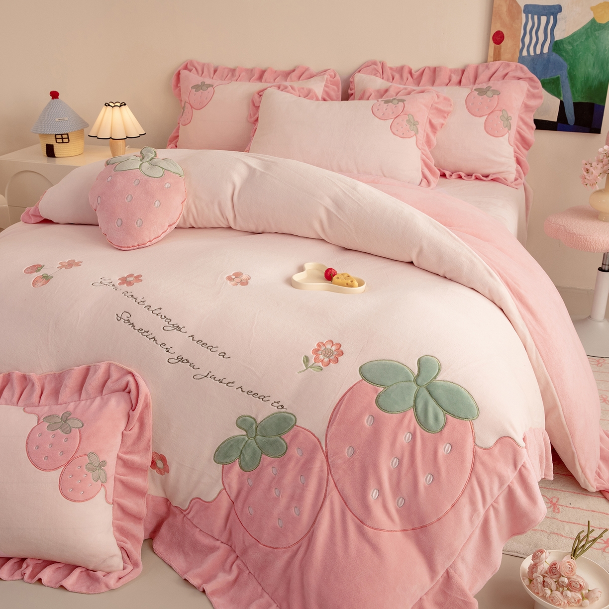 91家纺网 家纺一手货源 找家纺 （总）绒棉世家 2025新款贴布绣A类牛奶绒高克重四件套-粉色草莓