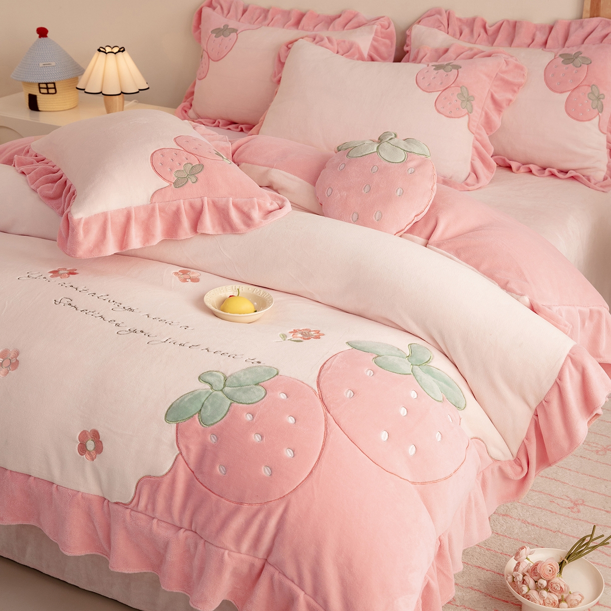 91家纺网 家纺一手货源 找家纺 （总）绒棉世家 2025新款贴布绣A类牛奶绒高克重四件套-粉色草莓