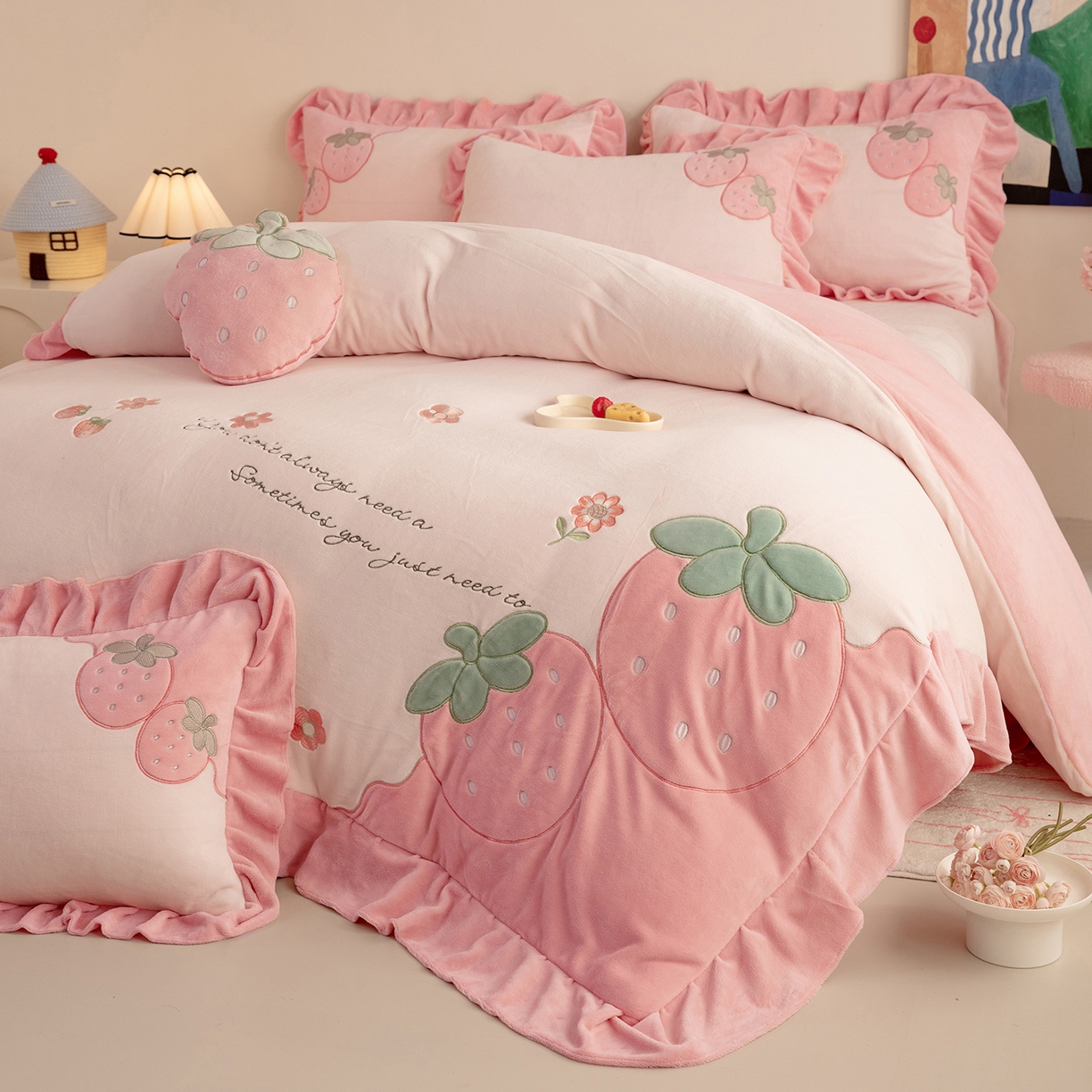 91家纺网 家纺一手货源 找家纺 （总）绒棉世家 2025新款贴布绣A类牛奶绒高克重四件套-粉色草莓