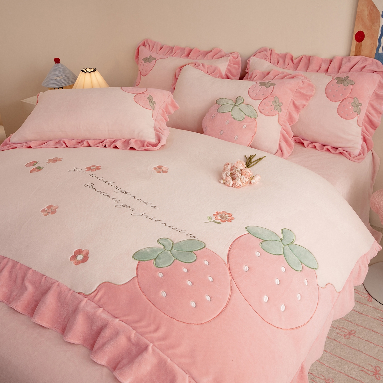 91家纺网 家纺一手货源 找家纺 （总）绒棉世家 2025新款贴布绣A类牛奶绒高克重四件套-粉色草莓
