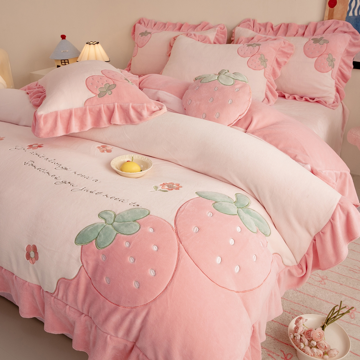 91家纺网 家纺一手货源 找家纺 （总）绒棉世家 2025新款贴布绣A类牛奶绒高克重四件套-粉色草莓