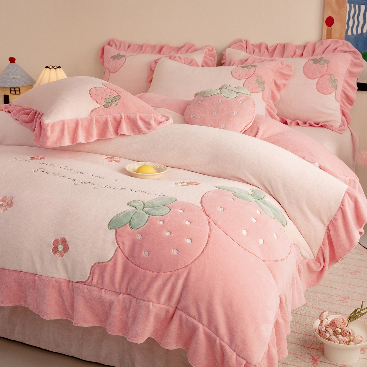 91家纺网 家纺一手货源 找家纺 （总）绒棉世家 2025新款贴布绣A类牛奶绒高克重四件套-粉色草莓