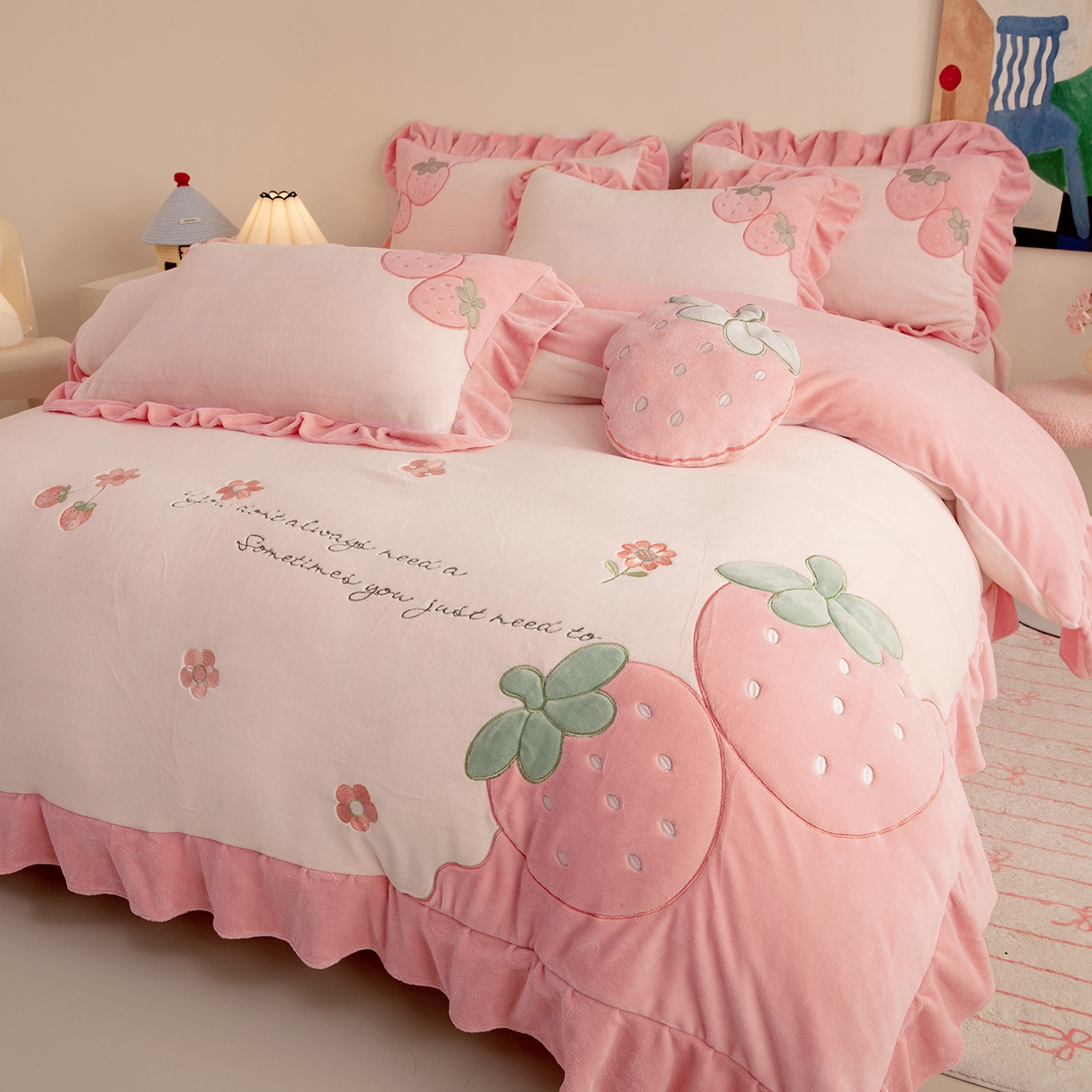 91家纺网 家纺一手货源 找家纺 （总）绒棉世家 2025新款贴布绣A类牛奶绒高克重四件套-粉色草莓