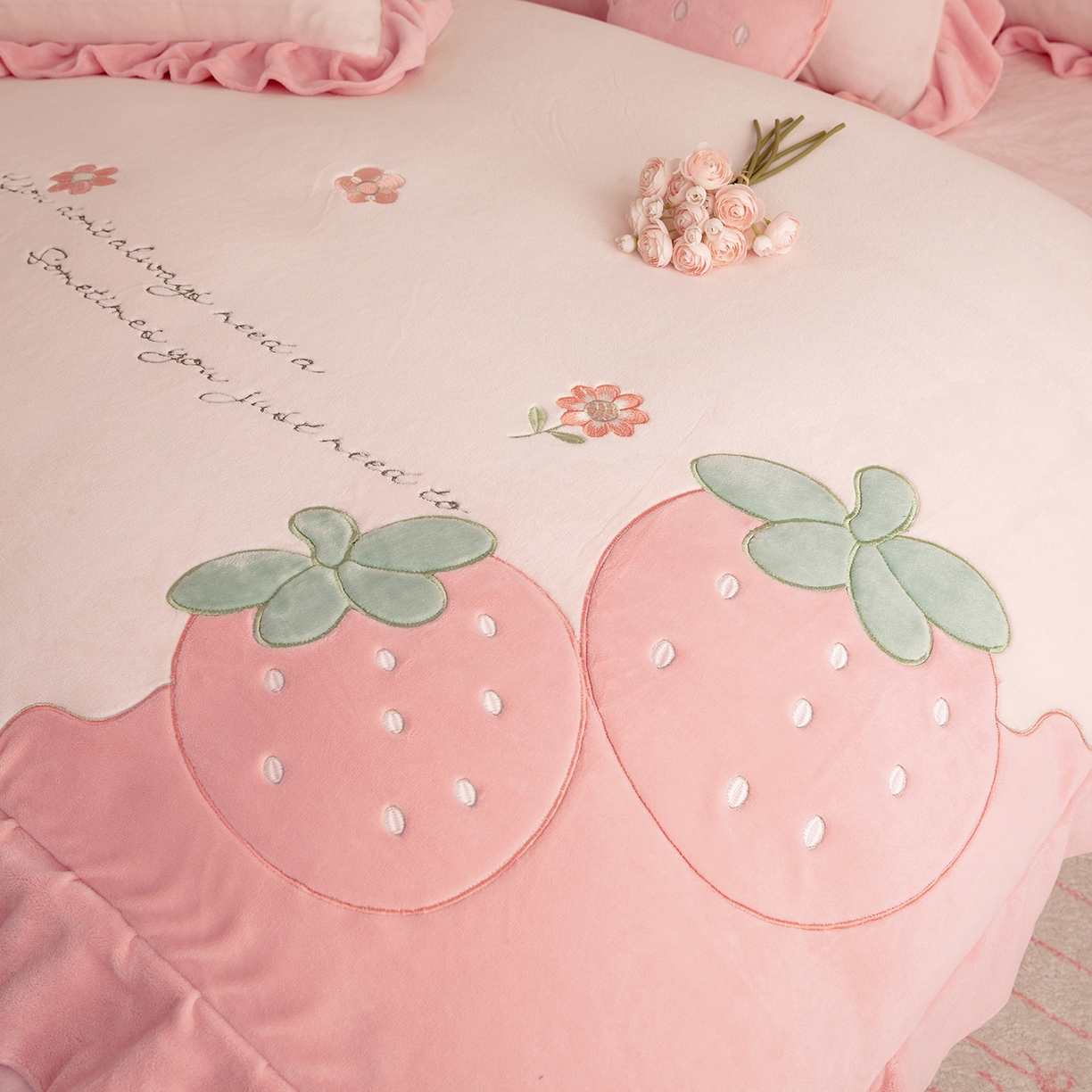 91家纺网 家纺一手货源 找家纺 （总）绒棉世家 2025新款贴布绣A类牛奶绒高克重四件套-粉色草莓