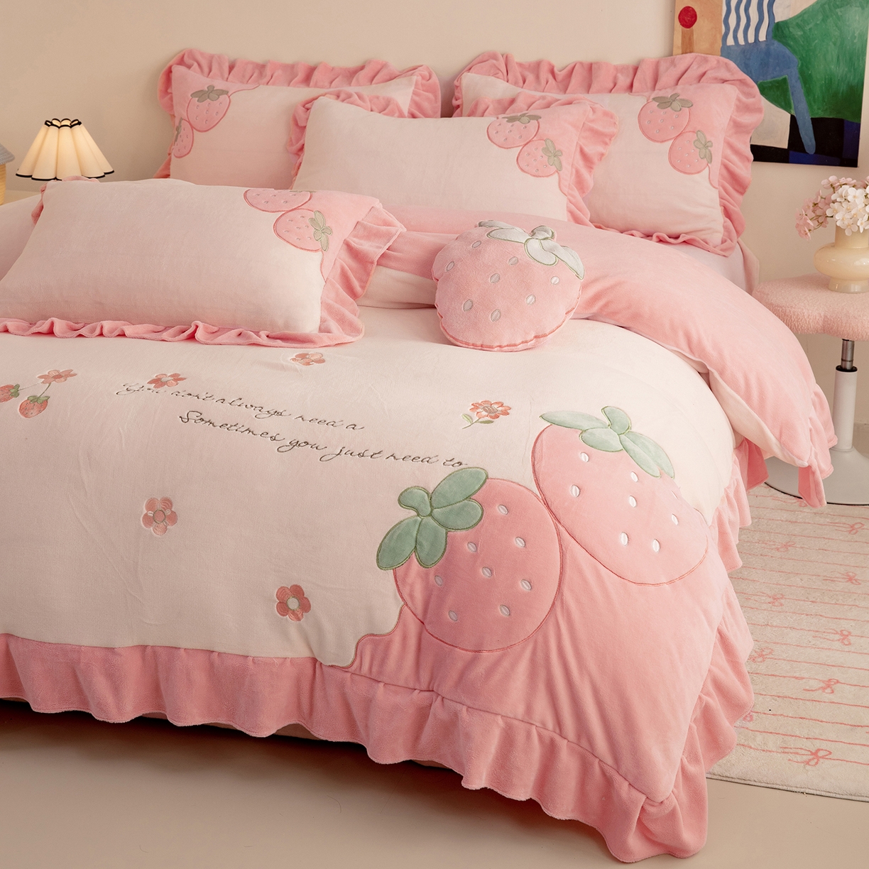 91家纺网 家纺一手货源 找家纺 （总）绒棉世家 2025新款贴布绣A类牛奶绒高克重四件套-粉色草莓