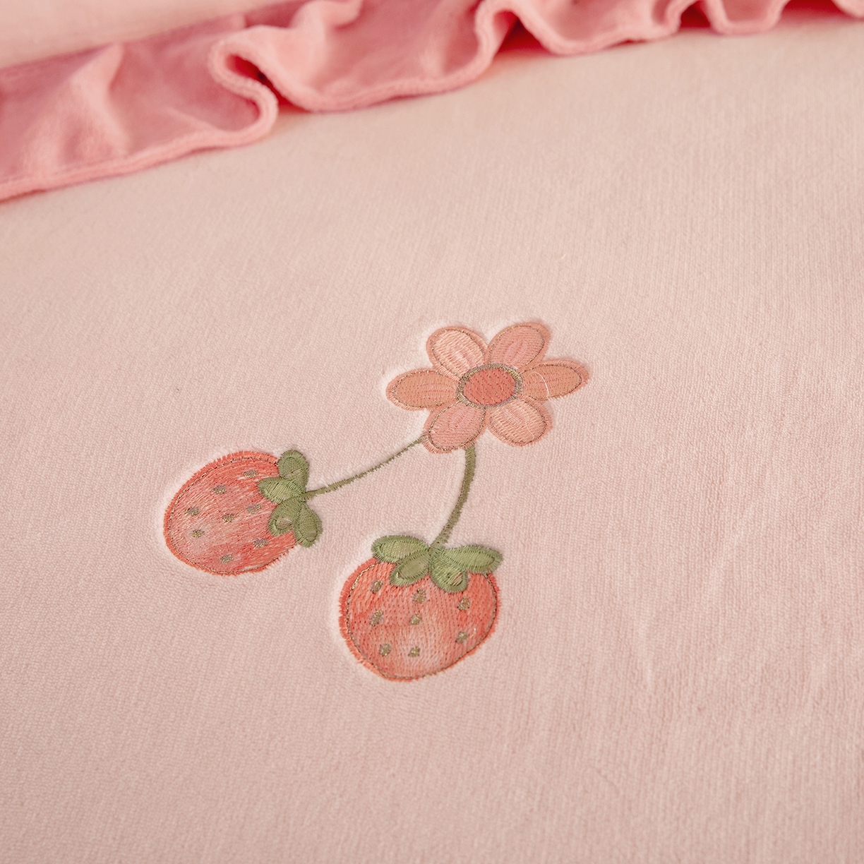 91家纺网 家纺一手货源 找家纺 （总）绒棉世家 2025新款贴布绣A类牛奶绒高克重四件套-粉色草莓