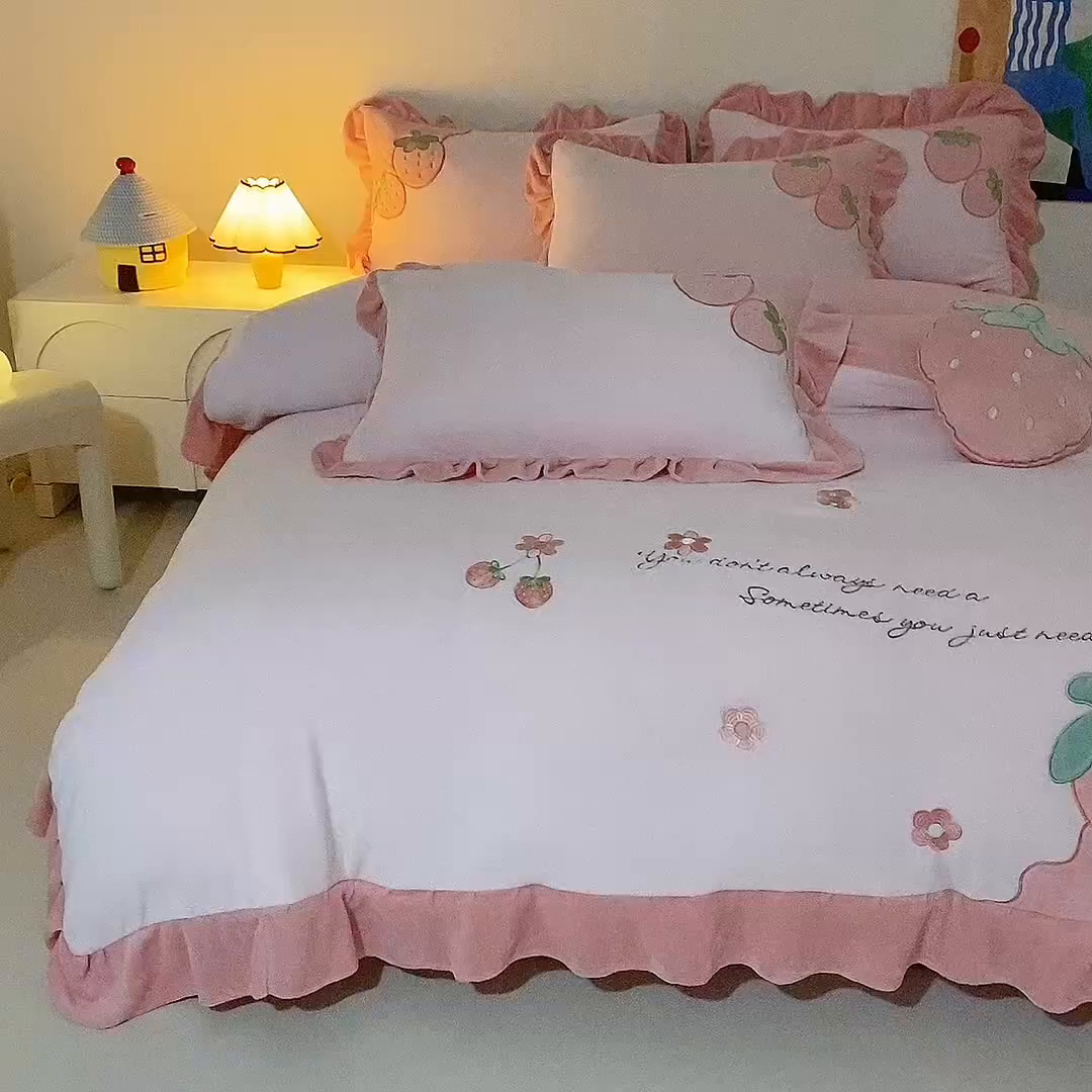 91家纺网 家纺一手货源 找家纺 （总）绒棉世家 2025新款贴布绣A类牛奶绒高克重四件套-粉色草莓